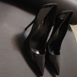Siz8 1/2 Color: Faux Patent Leather Pumps. Closed